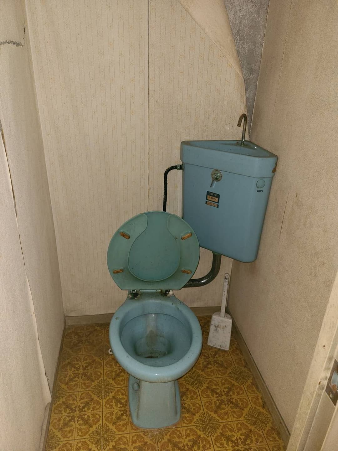 古い便器からタンクレス便器へリフォーム before