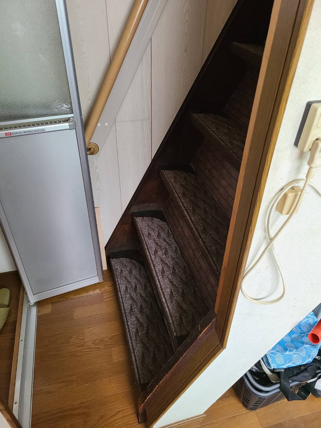 古い階段から新しい階段へリフォーム before