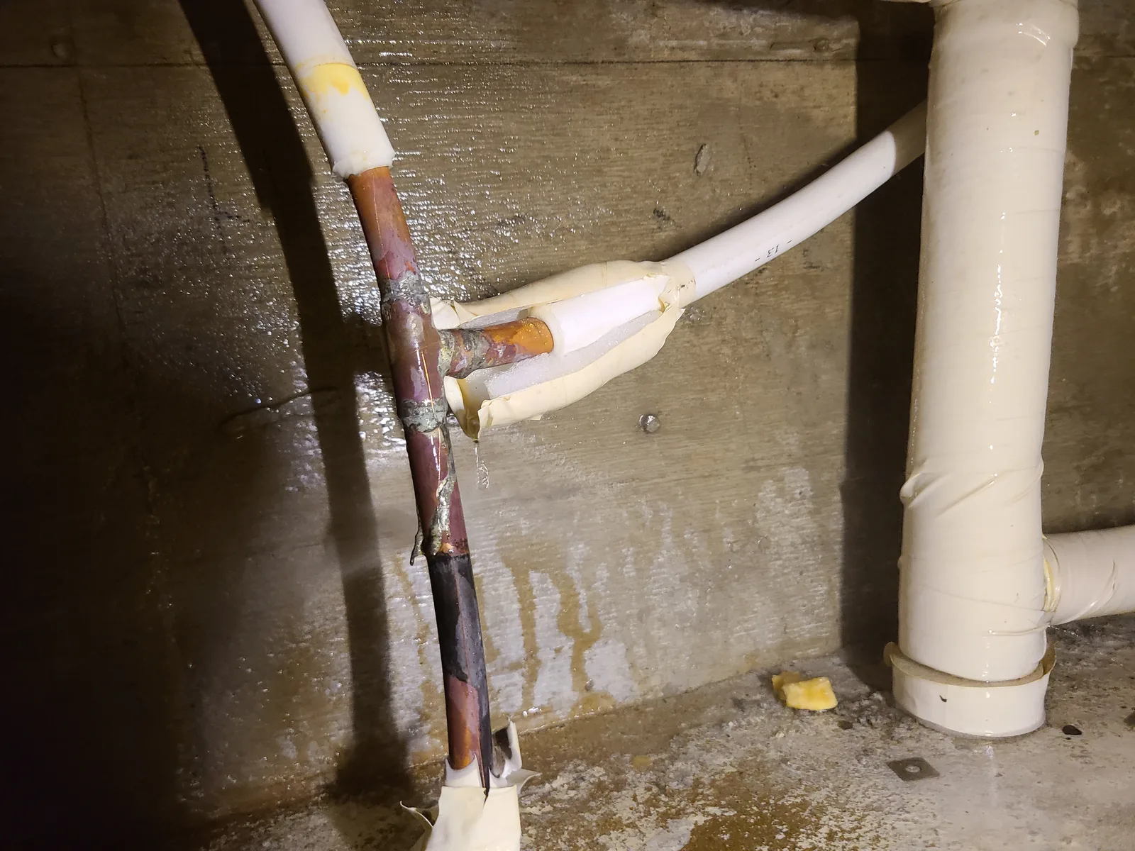 給湯管漏水修理 before