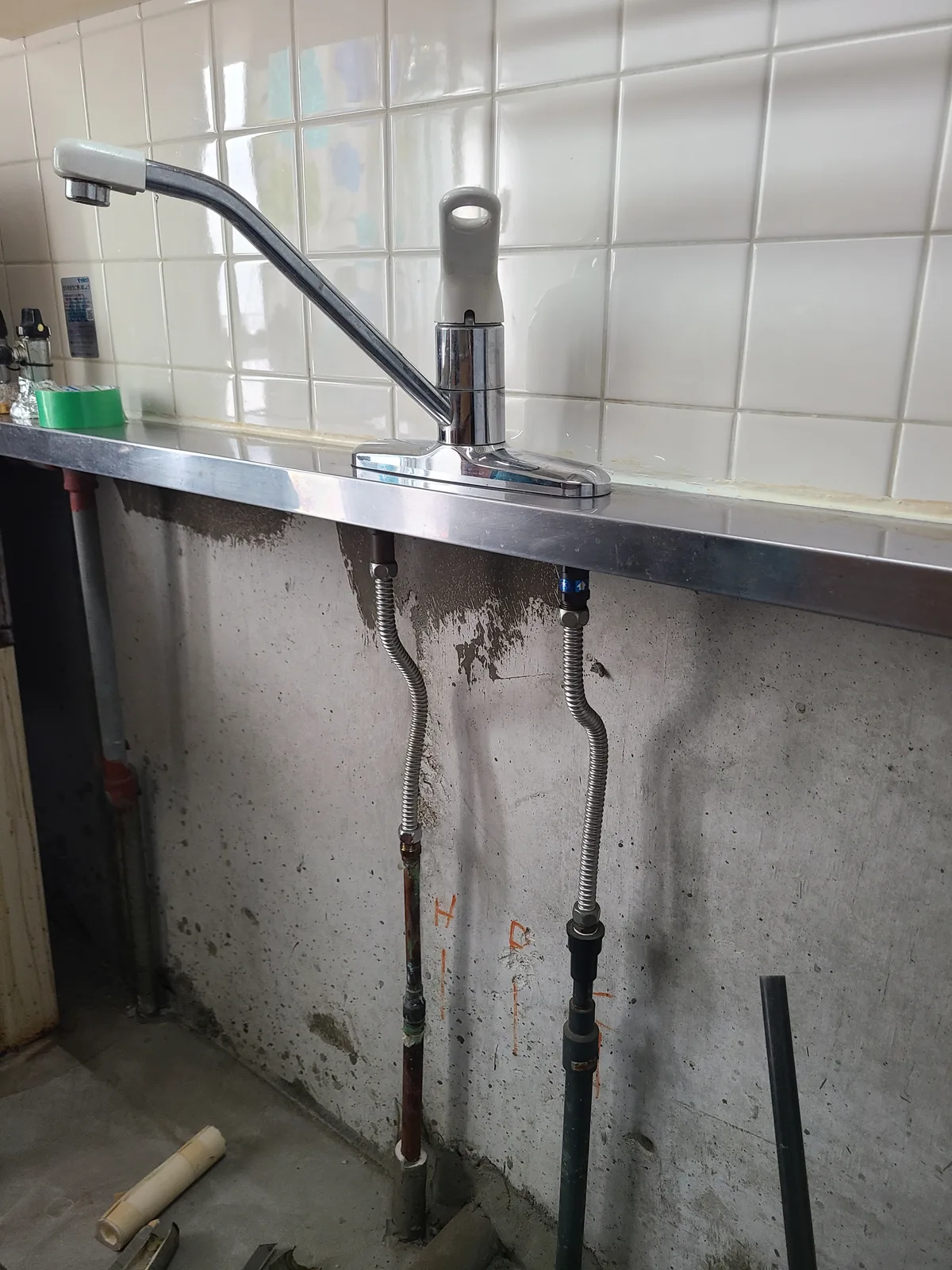 キッチン水栓下からの漏水給水管引き直し工事 before